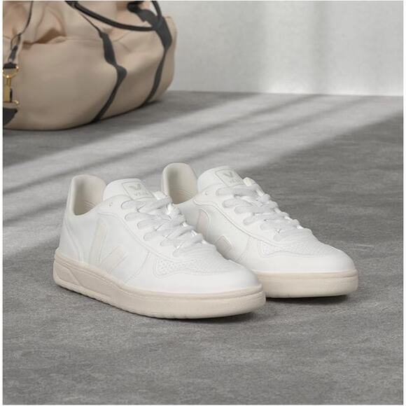 Veja Women's V-10 Sneakers in Extra White US Size 8 UK 39 New in Box - Picture 2 of 6